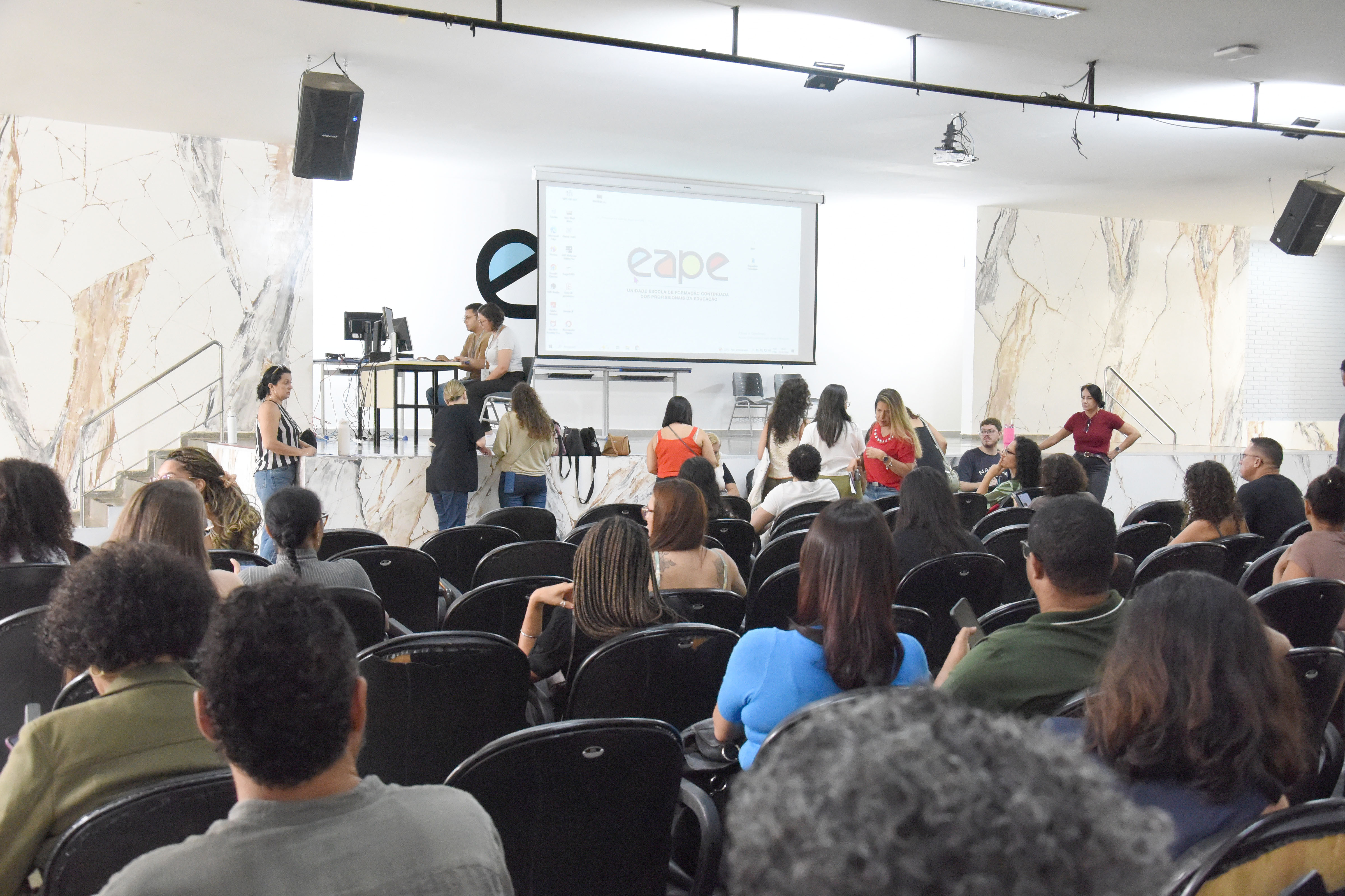 Professores recém-nomeados escolhem escolas onde irão atuar em 2026